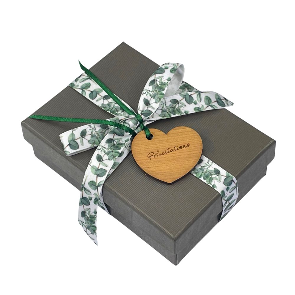 Etiquette en bois « JOYEUSE FETE / FELICITATIONS / JOYEUX ANNIVERSAIRE / MEILLEURS VOEUX » en forme de cœur symétrique